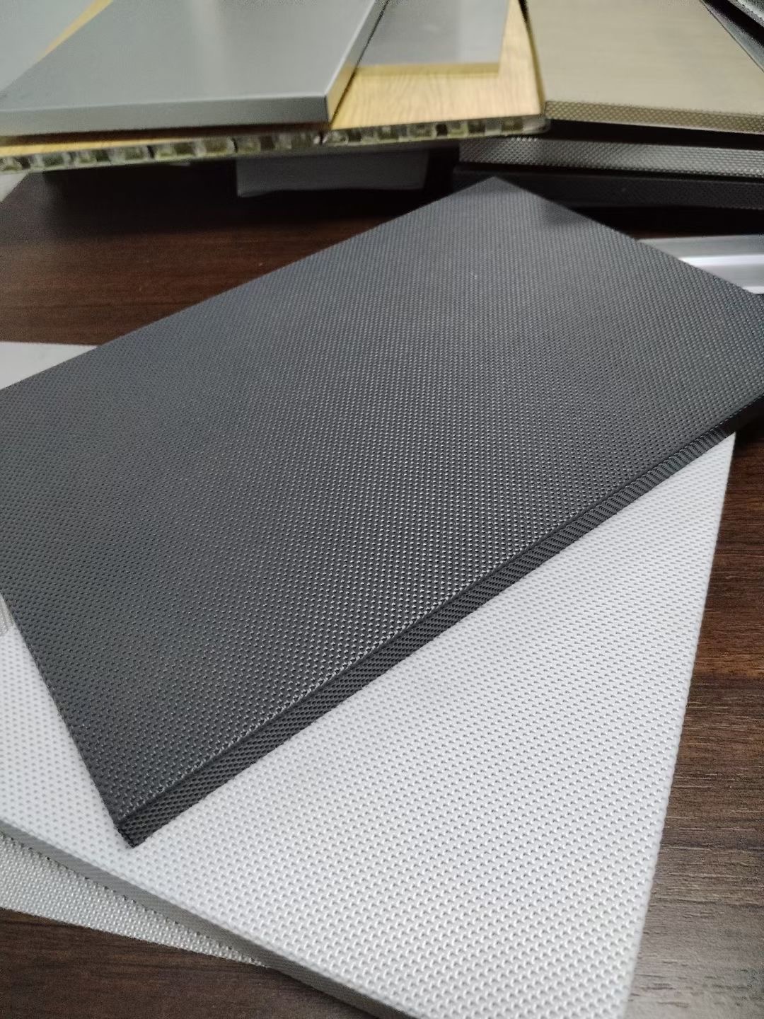 重慶醫(yī)院墻面裝飾采用亭宇建材廠家生產(chǎn)的超微孔鋁蜂窩板